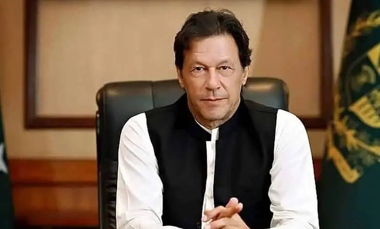 محمود خان اچکزئی سرکاری دفتر میں بیٹھے، سیاسی رہنما.