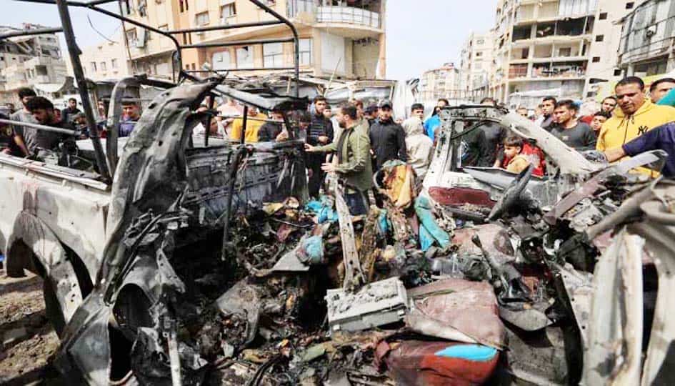 تباہ شدہ گاڑیاں اور زخمی افراد کا منظر، ایک حادثہ کے بعد کی تصویر.