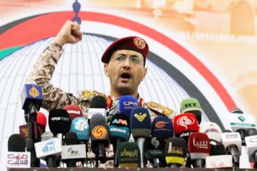 ہندوستانی فوجی افسر پریس کانفرنس میں خطاب کر رہے ہیں.