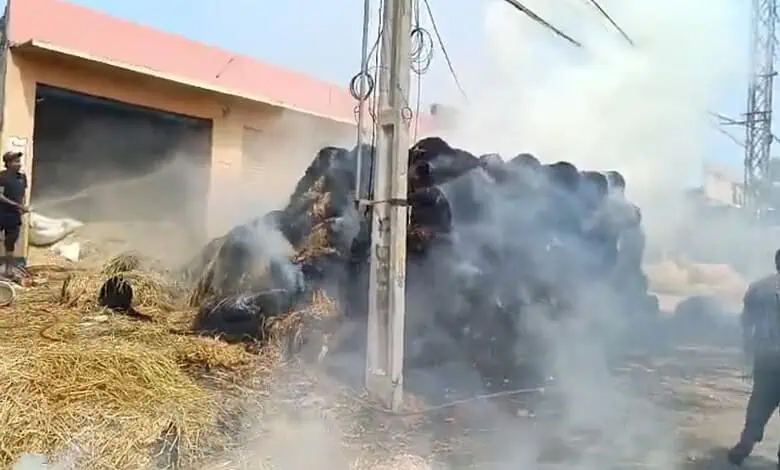 آگ لگنے والی گاڑی کا منظر، دھواں اور فائر فائٹنگ کا عمل جاری.