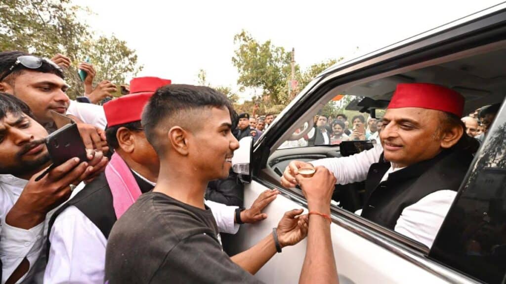 اکھلیش یادو عوام سے ملاقات کرتے ہوئے، یوپی میں سیاسی سرگرمیاں جاری.