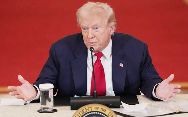 امریکی صدر ڈونلڈ ٹرمپ گفتگو کرتے ہوئے، سیاسی مسائل پر تبادلہ خیال.