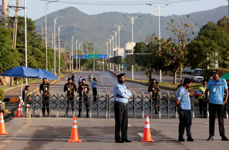 سیکیورٹی چیکنگ کے دوران پولیس اہلکار اور رکاوٹیں، عوام کی حفاظت کے لیے سخت نگرانی۔.