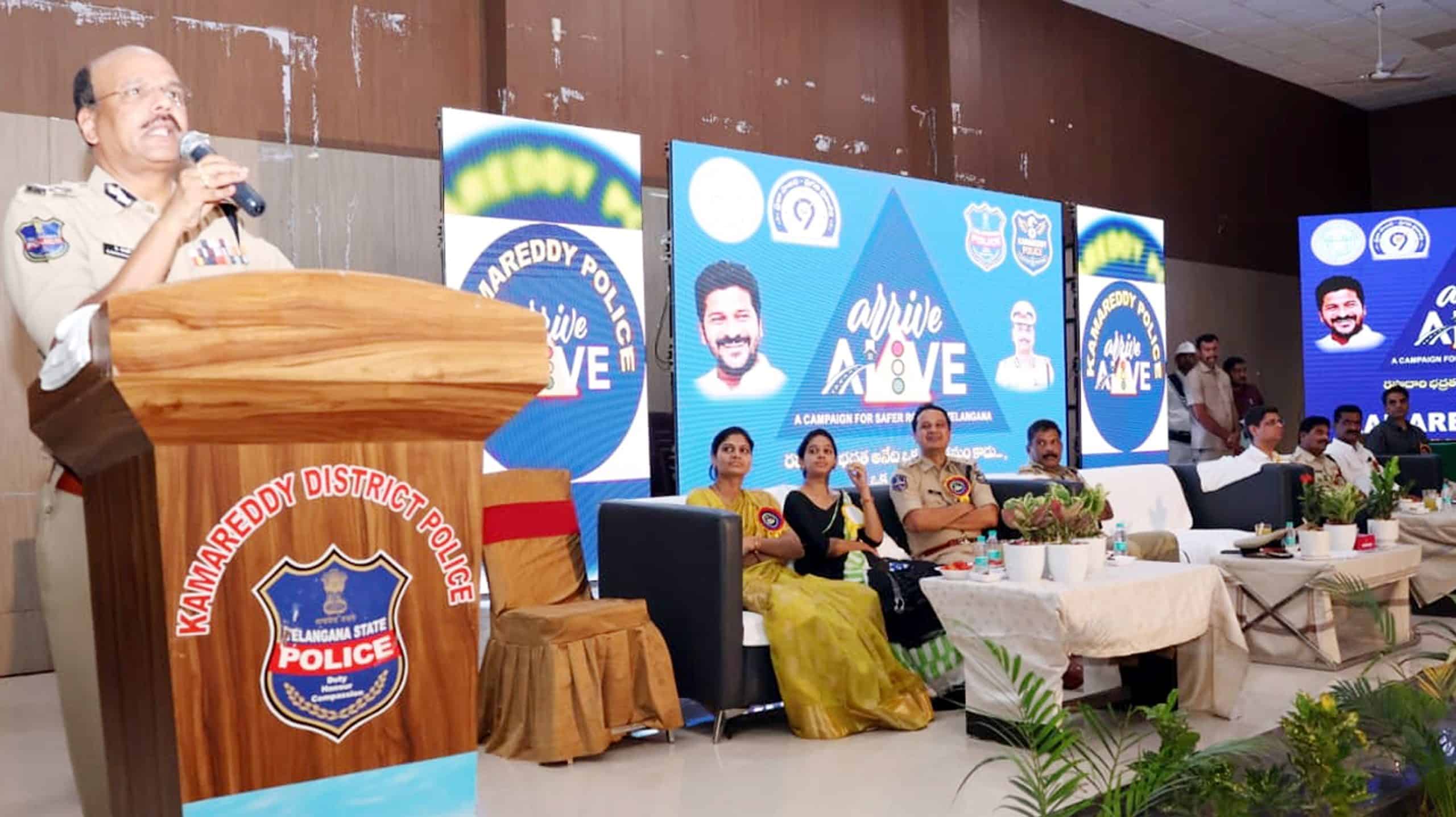 پولیس افسر اور شرکاء کے ساتھ سیمینار، امن اور ترقی کے موضوع پر گفتگو۔.