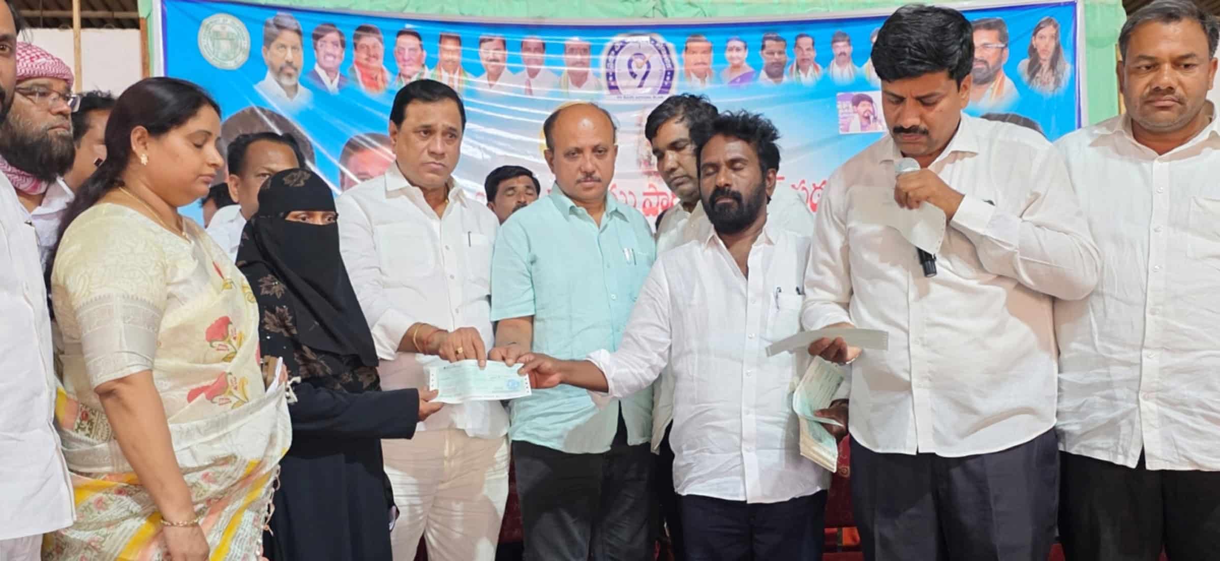 عوامی تقریب میں افراد کی ملاقات، ایک شخص دوسرے کو سرکاری دستاویزات دے رہا ہے.