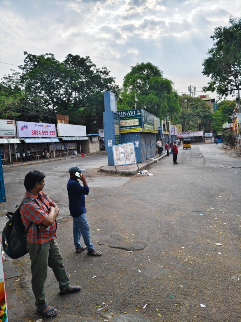 ایم جی ایس آر ٹی سی کارکنوں کی ہڑتال کے باعث تلنگانہ میں بس خدمات معطل، سڑکیں سنسان اور عوام پریشان.