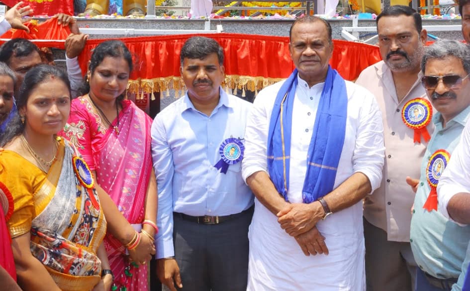 مقامی تقریب میں افراد کی گروپ تصویر، سیاسی رہنما اور شرکاء.