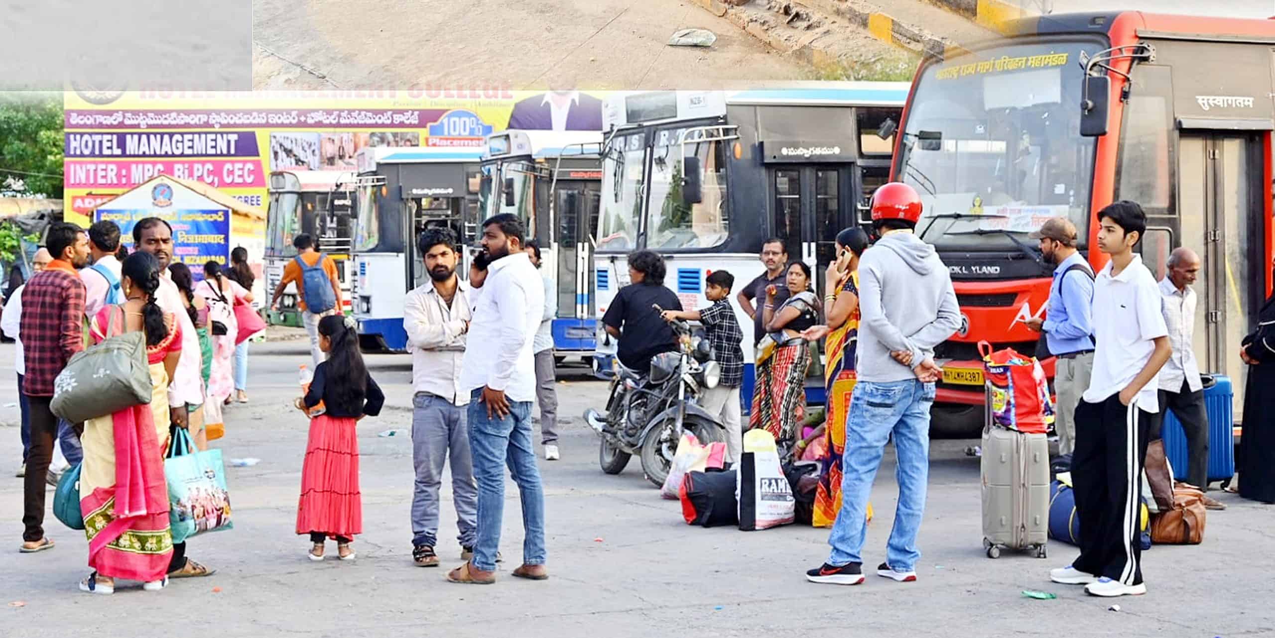 پبلک ٹرانسپورٹ کے انتظار میں مسافر اور مسافروں کی قطار.