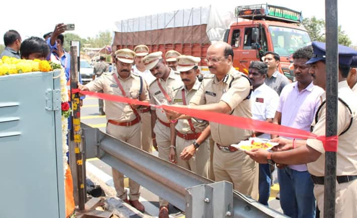 پولیس افسران اور شہریوں کے ساتھ سڑک کا افتتاح، پھولوں کی مالا اور کیک کی تقریب.