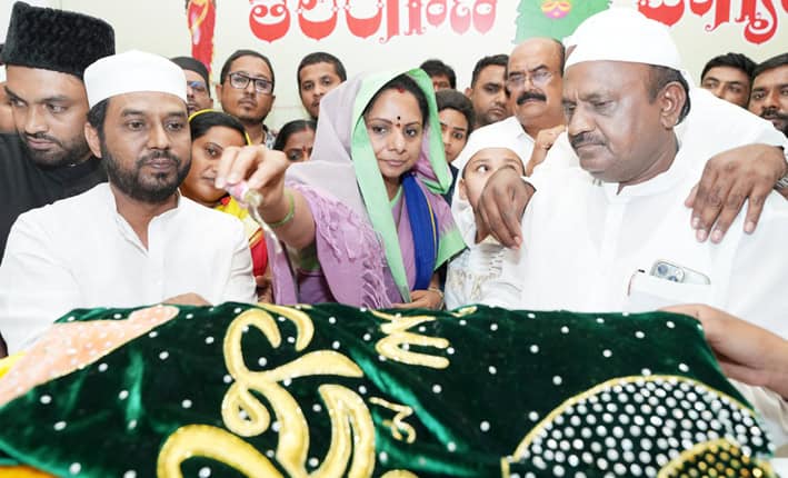 خواتین اور مردوں کی تقریب میں شرکت، ثقافتی لباس میں خواتین.