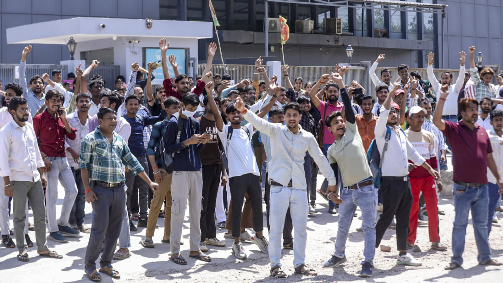 مظاہرہ کرتے ہوئے نوجوان افراد، احتجاجی ریلی، عوامی مظاہرہ، سیاسی سرگرمی.