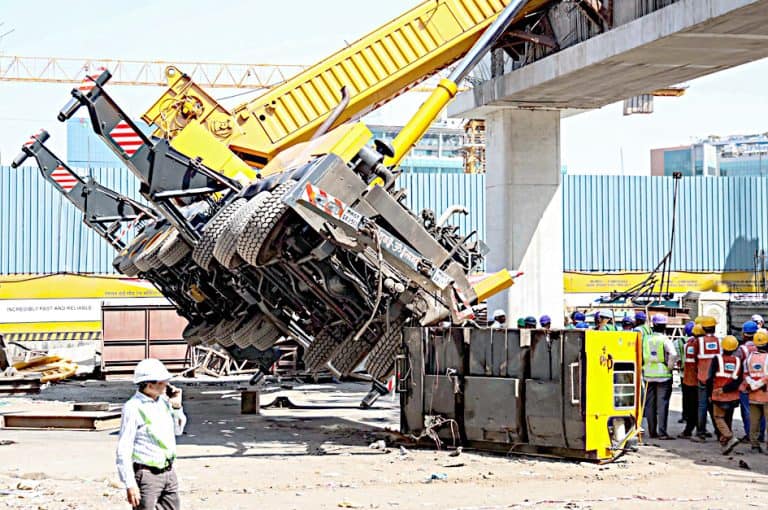 حادثہ، تعمیراتی سائٹ پر کرین کا گرنا، مزدور اور عملہ حادثے کی جگہ پر موجود.