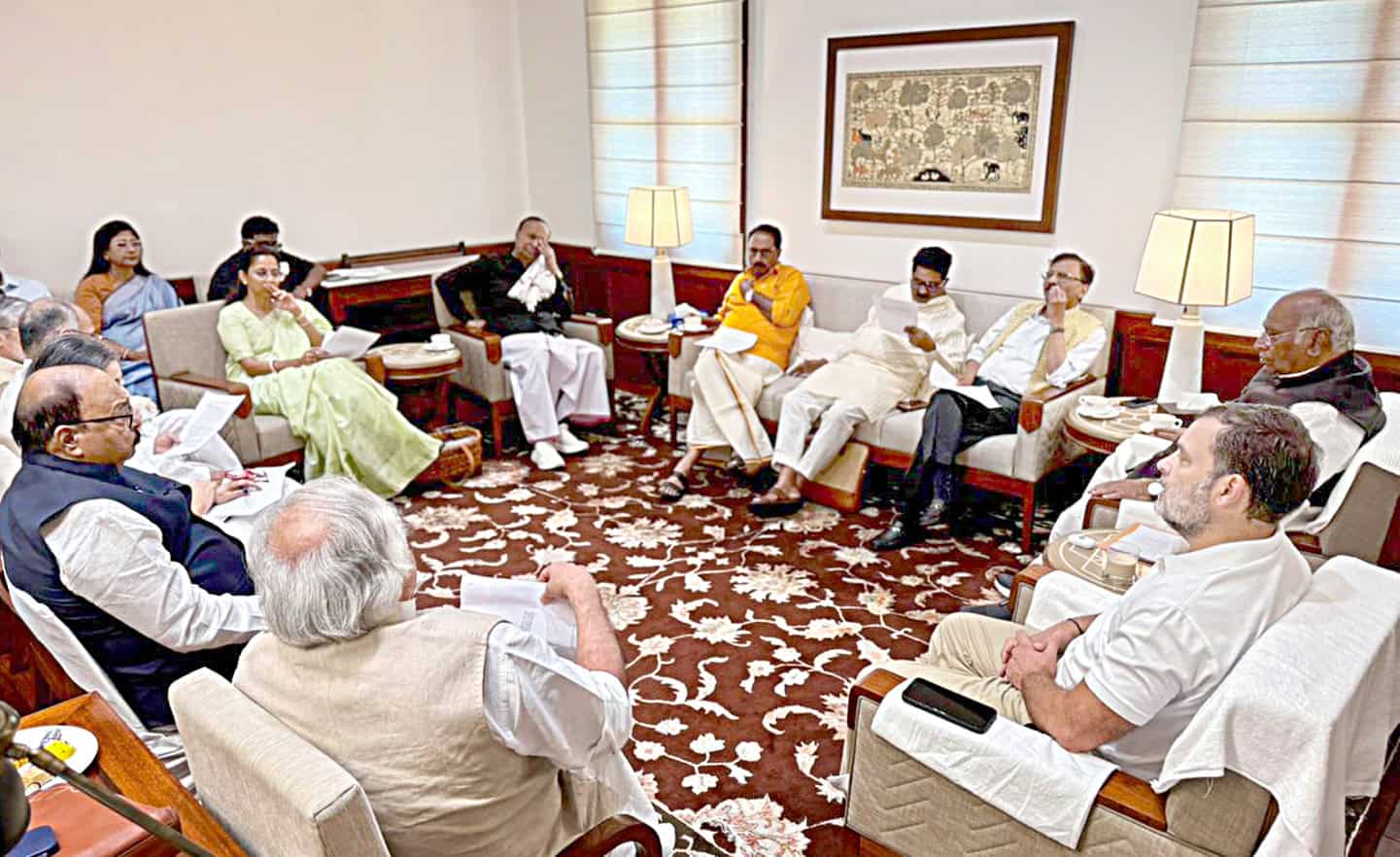 خواتین ریزرویشن کے موضوع پر سیاسی رہنماؤں کا اہم اجلاس، وفاقی ڈھانچے کو کمزور کرنے کی سازش کے خلاف گ.