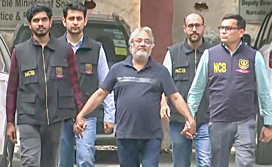 ملزم عدالت میں پیش، پولیس اور وکلاء کے ساتھ، ہائی پروفائل کیس.