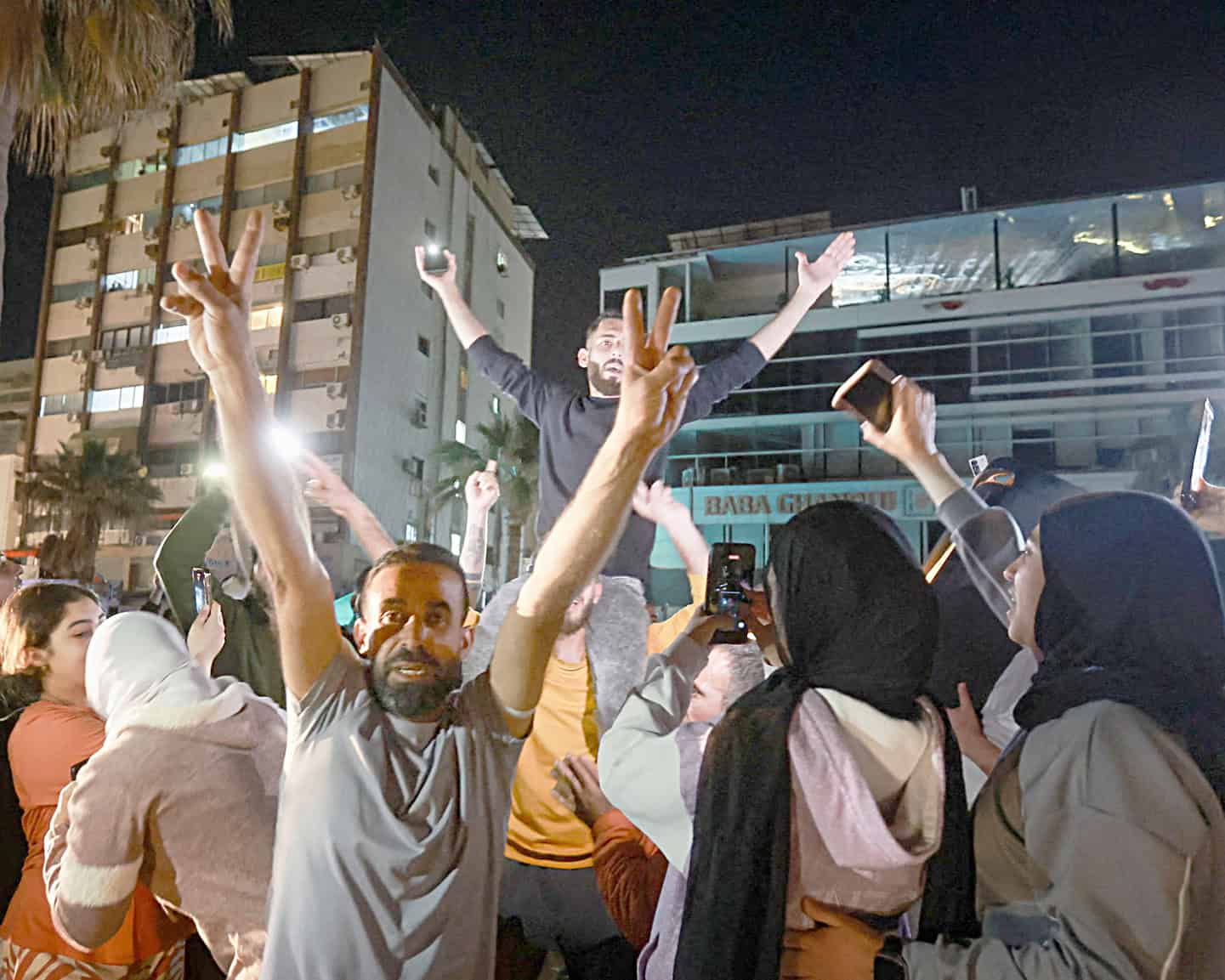 مرد اور خواتین کی جماعت، خوشی اور جشن کا منظر.