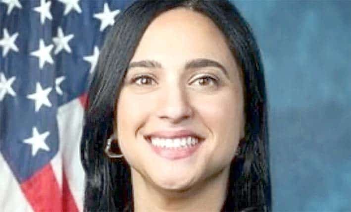 امپورٹڈ خواتین سیاستدان کی تصویر، امریکی پرچم کے ساتھ، سیاست اور قیادت کی نمائندگی.