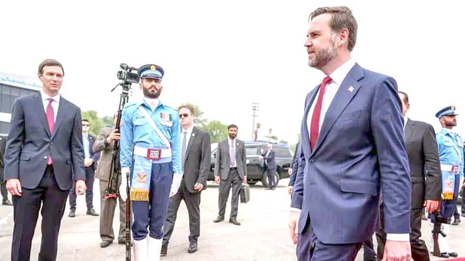 عالمی رہنما کا سرکاری دورہ، فوجی اور حکومتی حکام کے ساتھ ملاقات.