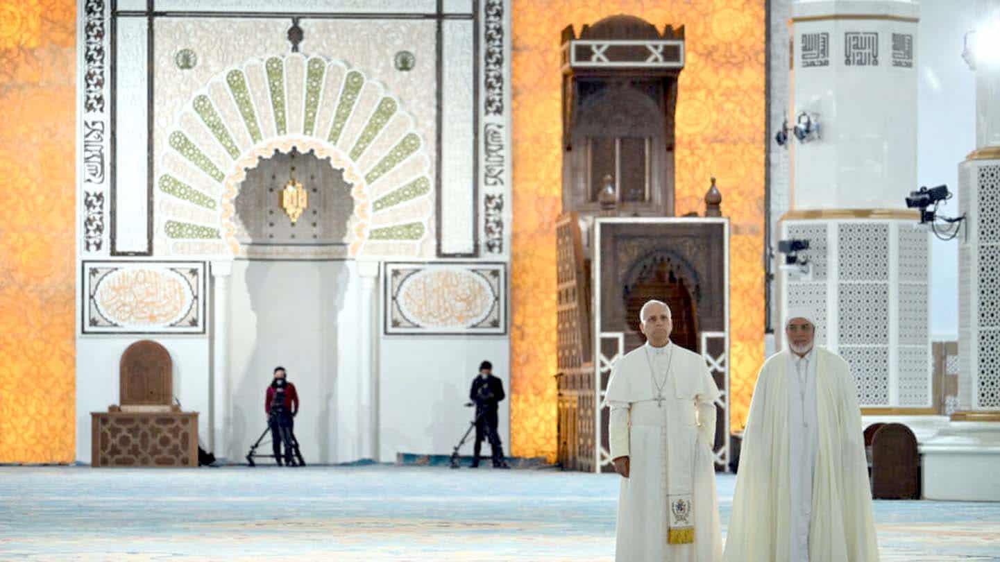 مسجد کے اندر کا منظر، امام اور مؤذن کے ساتھ، خوبصورت فن تعمیر اور روشنی کے ساتھ۔.