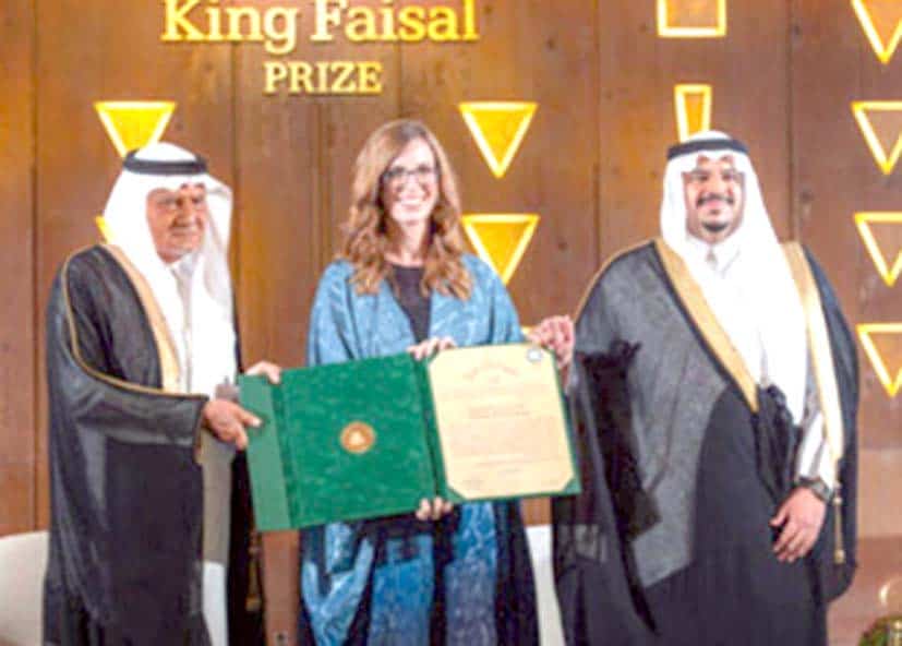 ایمیزون ایوارڈ کی تقریب میں خواتین اور مردوں کی خوشگوار تصویر.