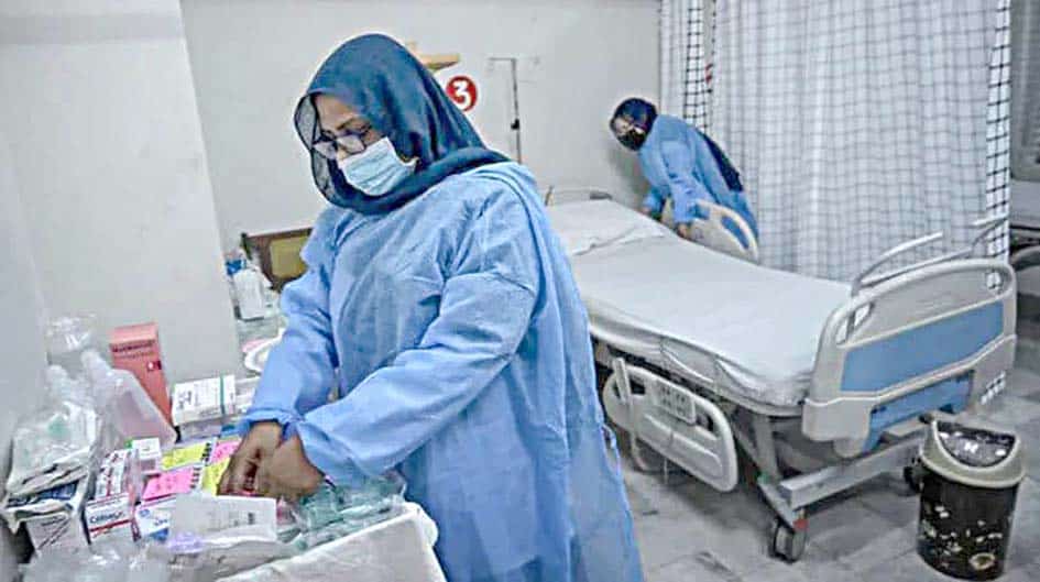 ایمبولینس میں طبی عملہ کورونا ویکسین کی تیاری میں مصروف.