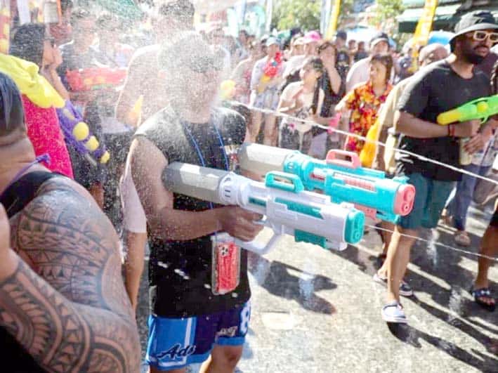 پانی کی لڑائی میں بچے اور نوجوان پانی کی بندوقیں استعمال کرتے ہوئے، تفریحی اور گرم موسم کا لطف اٹھات.