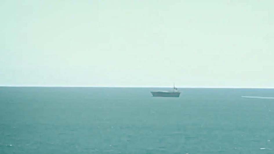 سمندری جہاز اور سمندر کا منظر، پرسکون سمندری ماحول، کشتی کی تصویر.