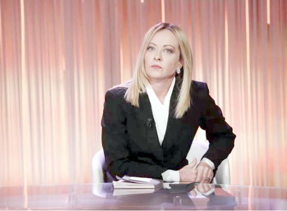 مذاکراتی خاتون کی تصویر، جو ایک پیشہ ور خاتون ہیں، بیٹھ کر گفتگو کر رہی ہیں۔.