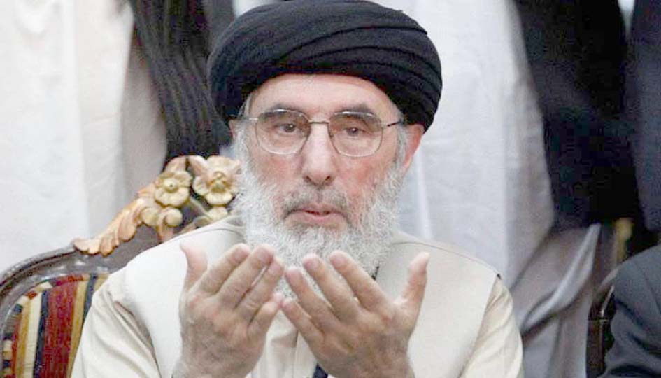 مفتی کی دعا اور عبادت کی تصویر، مذہبی رہنما ہاتھ اٹھائے دعا کر رہے ہیں.