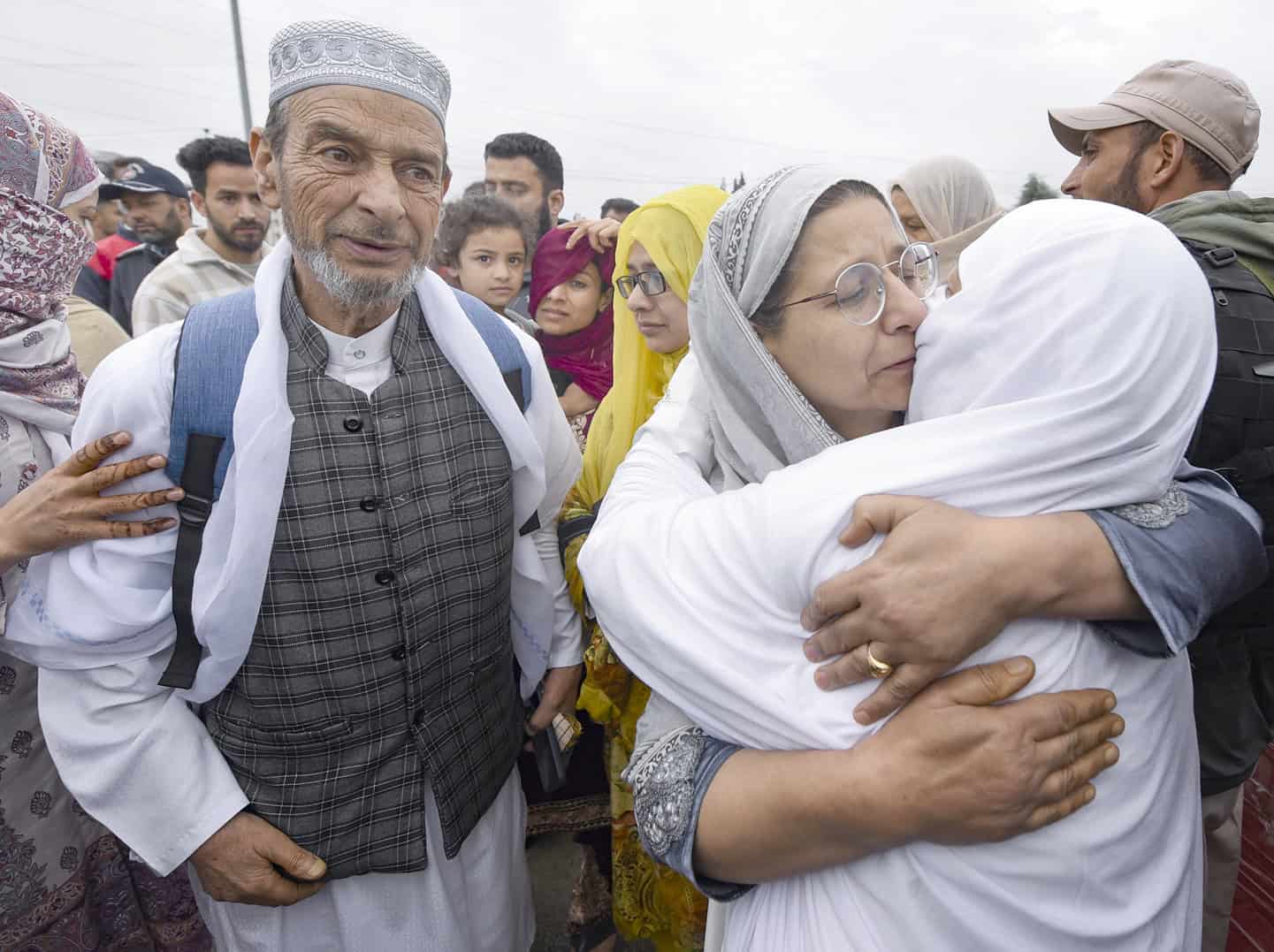 مرد اور عورت کا گلے ملنا، محبت اور ہمدردی کا اظہار.