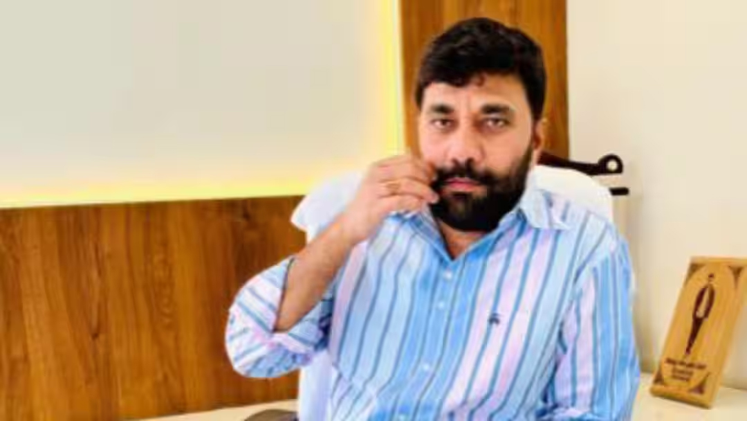 مذہبی اور سیاسی رہنماؤں کے ساتھ سیاست ڈے کی تقریب میں صحافی کی تصویر.