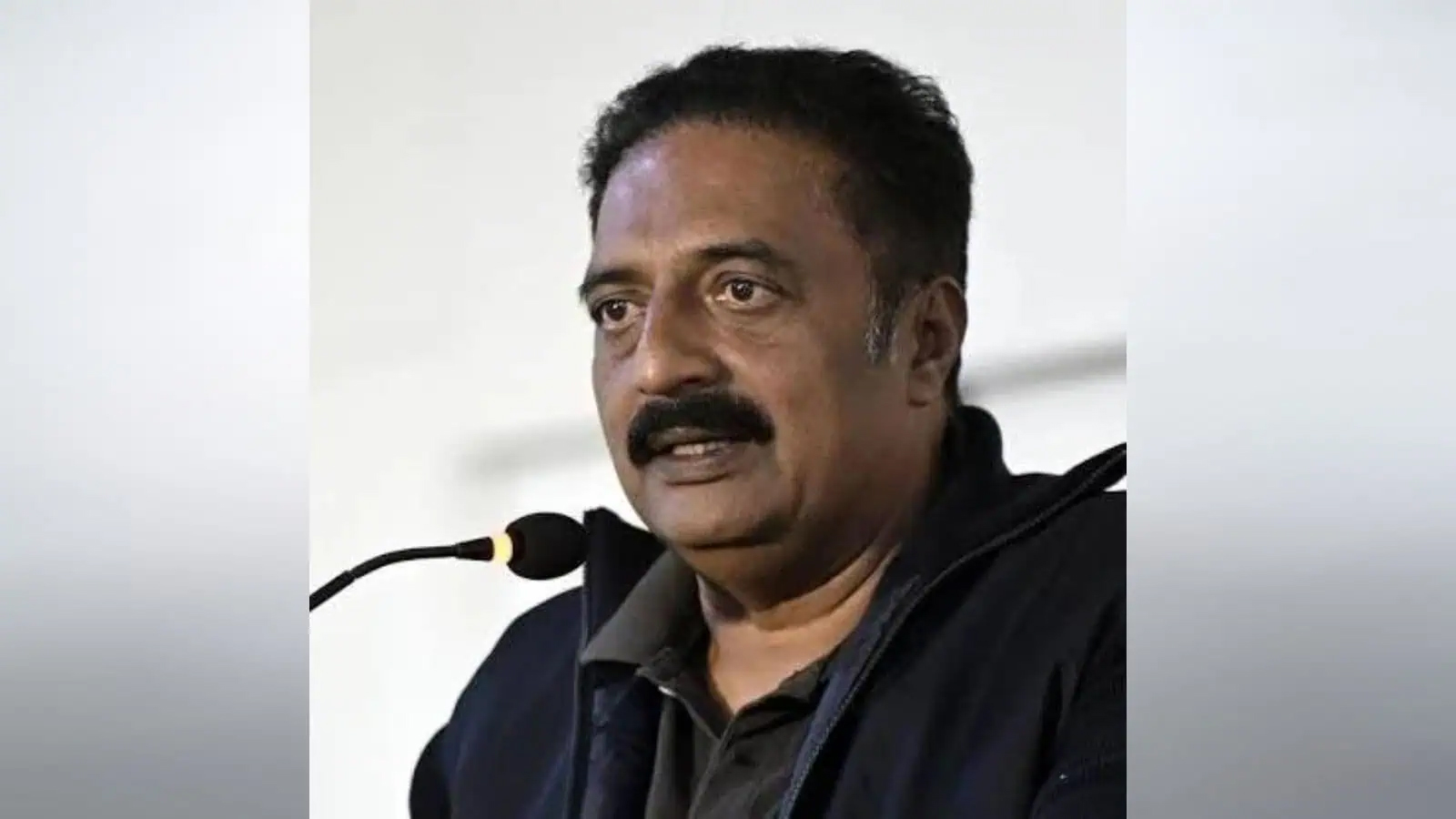 سیاست روز کے موضوع پر ایک شخص کی تصویر، جو تقریر یا گفتگو کر رہا ہے۔.