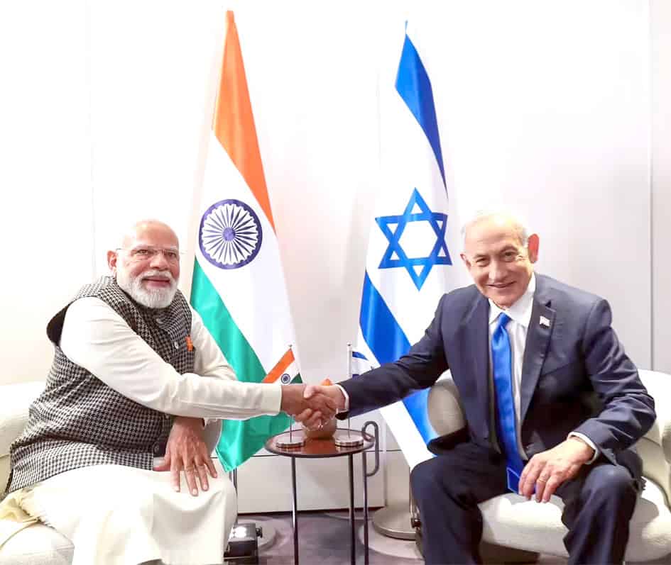 ہندوستان اور اسرائیل کے رہنماؤں کا مصافحہ، دو طرفہ تعلقات کی علامت.