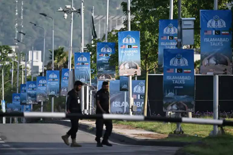 اسلام آباد میں اسلام آباد ٹاکس کے اشتہارات اور بینرز.