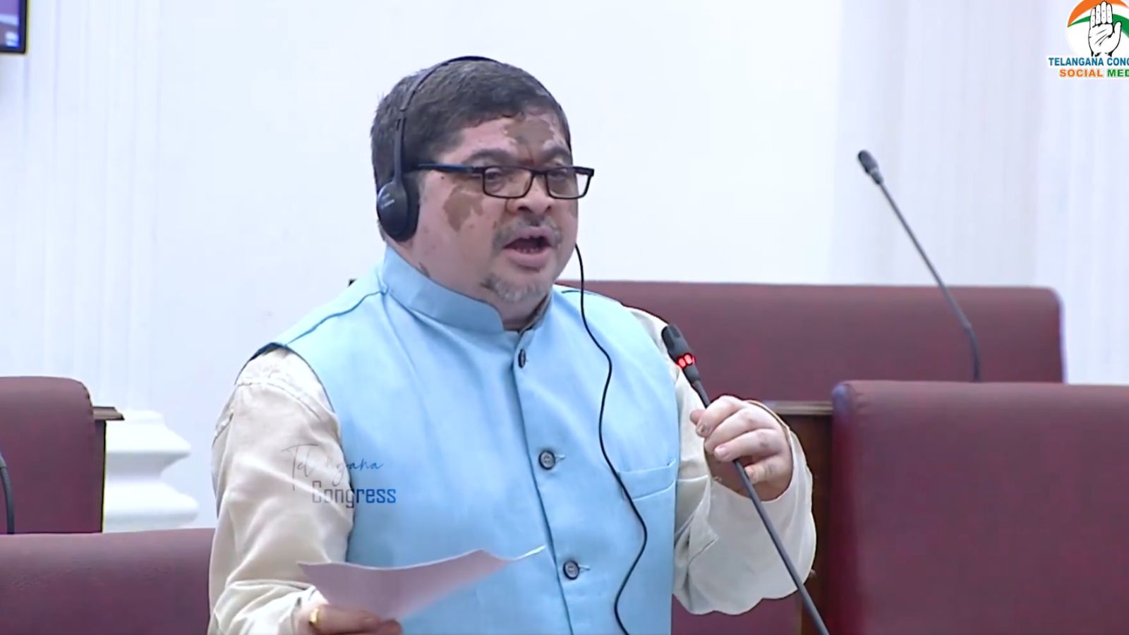 شخص تقریر کرتا ہوا، سماجی یا سیاسی تقریب میں، اردو زبان میں.