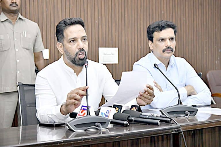 پاکستانی سیاستدان پریس کانفرنس میں خطاب کرتے ہوئے.