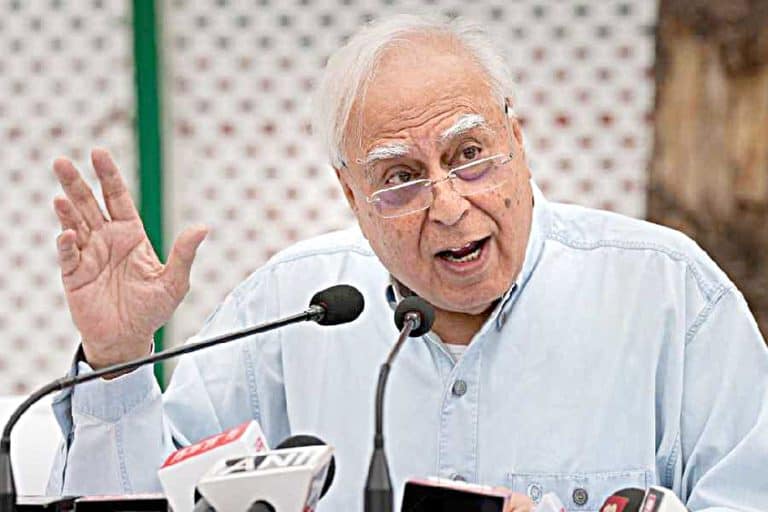 ایم پی ایم تقریر کرتے ہوئے، سیاسی جلسہ میں بات چیت.