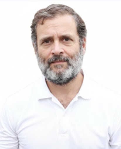 مرد کا چہرہ اور بال سفید، سفید قمیض میں، آرام دہ اور پرسکون انداز میں۔.