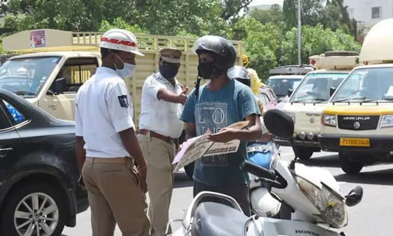 ایمبولینس اور دیگر گاڑیاں سڑک پر، ٹریفک کنٹرول اور ہنگامی صورتحال.