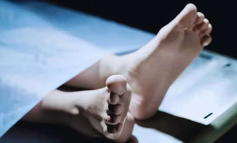 ہاتھ سے فوت شدہ شخص کی تصویر، غمگین اور حساس لمحہ.