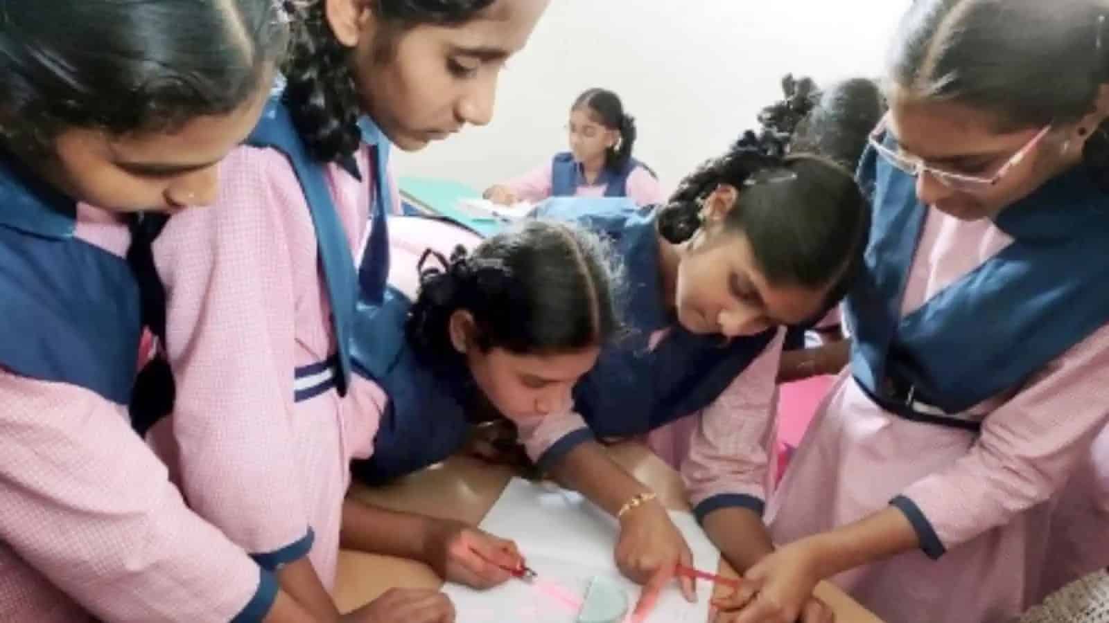 تعلیمی سرگرمی میں لڑکیاں ایک ساتھ کام کر رہی ہیں.