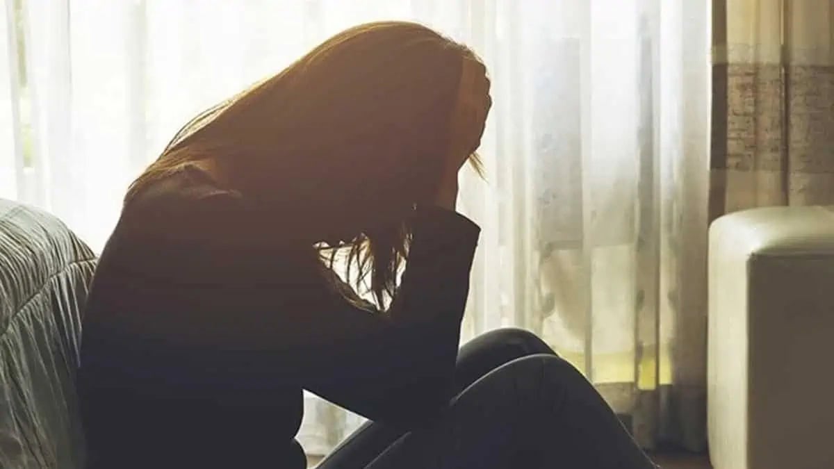 گھریلو خواتین کا تناؤ میں مبتلا ہونے کا منظر، ذہنی صحت کے مسائل اور دباؤ کی عکاسی.