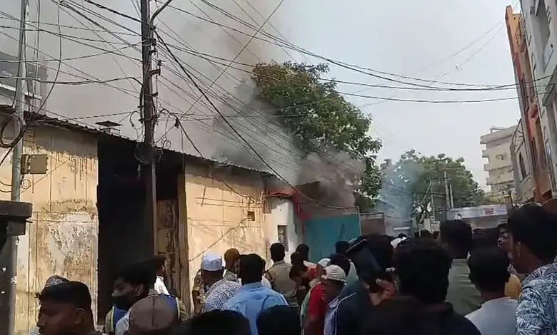 آگ لگنے والی عمارت اور لوگوں کا ہجوم، دھواں اور فائر فائٹرز.