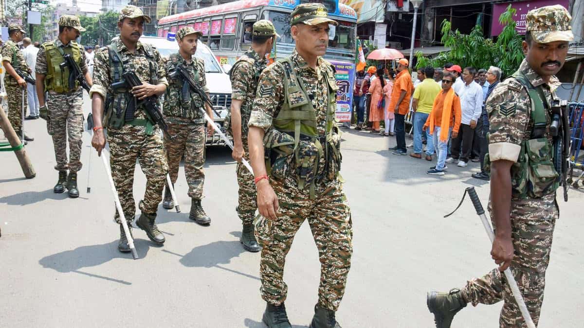 مسلح فوجی اہلکار مغربی بنگال میں انتخابات کے دوران سیکیورٹی کے لیے تعینات.