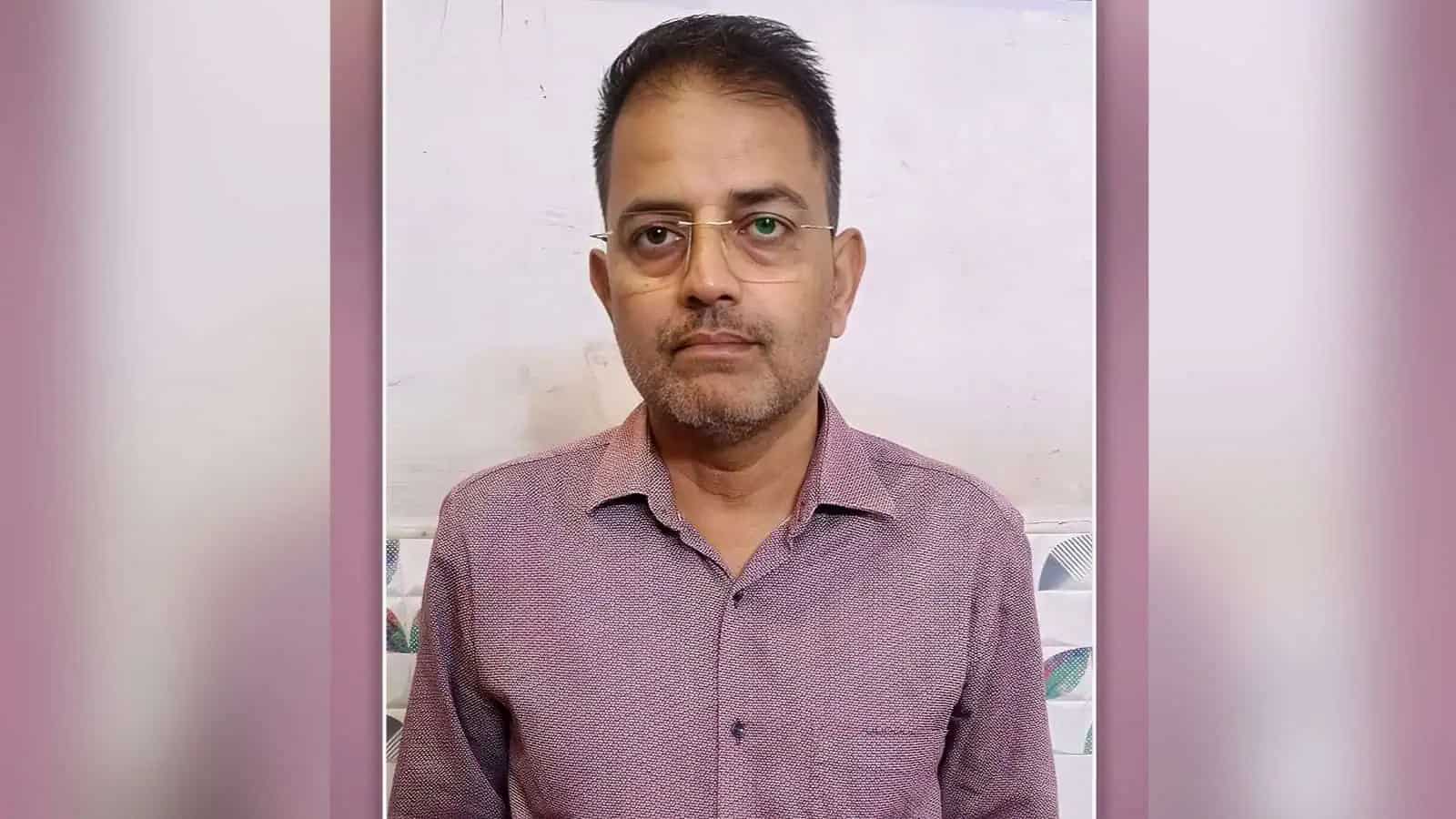 کانپور کے شخص کی تصویر، جس کے بارے میں خبر ہے کہ اس نے 11 سالہ جڑواں بیٹیوں کا گلا کاٹ دیا.