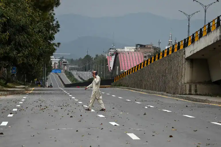 ایمرجنسی میں سڑک پر شخص، ٹریفک اور بند راستہ.