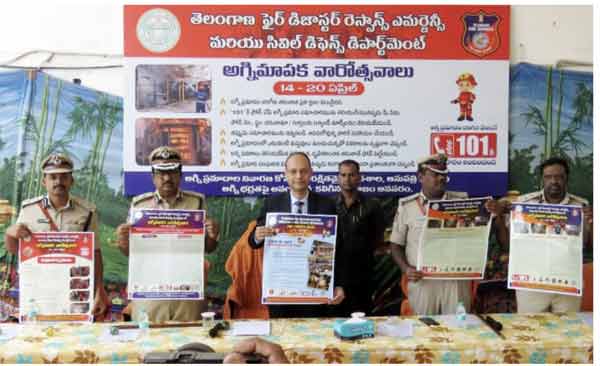 ایمبولینس اور پولیس اہلکاروں کی تقریب میں شرکت.