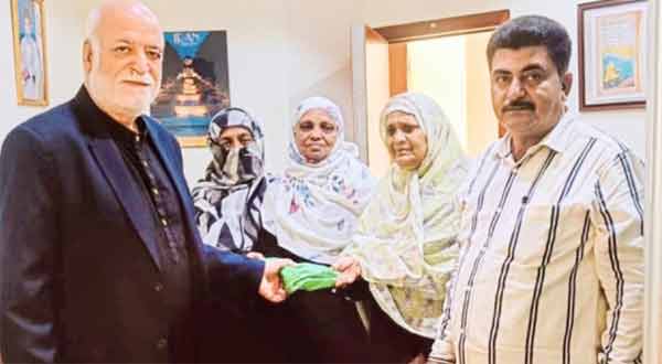 ہندوستانی سیاستدانوں کا ملاقات کے دوران ہاتھ ملانا، سیاسی اتحاد اور مذاکرات کی تصویر.