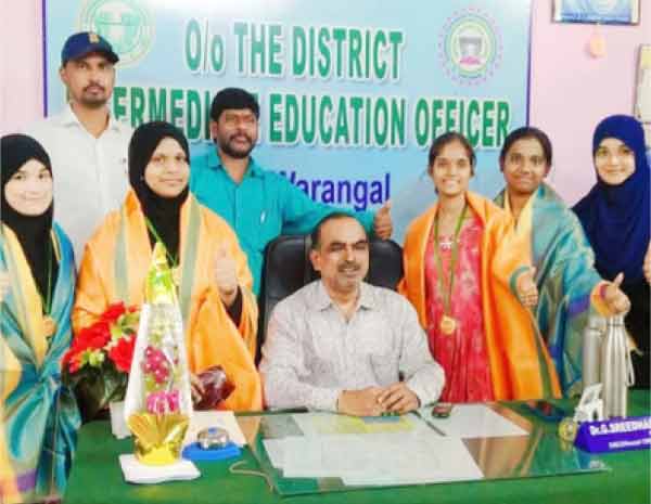 مقامی تعلیم افسر کی تقرری کی تقریب، سب لوگ مسکرائے اور مبارکباد دے رہے ہیں۔.