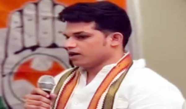 ہندوستانی سیاستدان کی تقریر کی تصویر، جو عوامی جلسہ میں بول رہے ہیں.