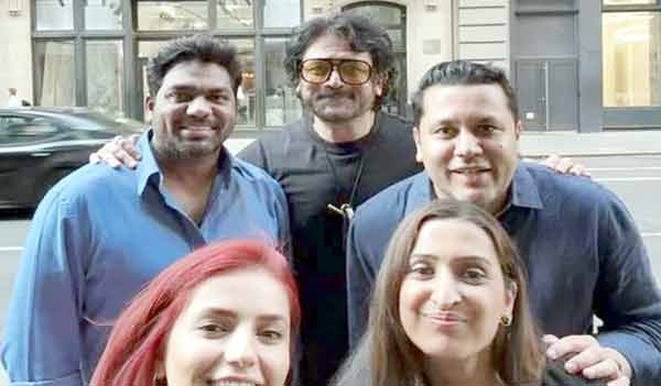 ایماندہ افراد کی گروپ تصویر، خوشگوار موڈ کے ساتھ، شہر کے پس منظر میں.